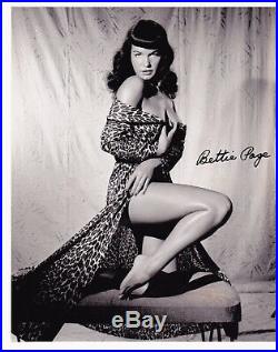 AN AUTOGRAPHED BETTIE PAGE B & W 8 X 10 PHOTO With A PSA/DNA CERTIFICATE