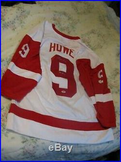PSA DNA Detroit Red Wings GORDIE HOWE Signed Hockey Jersey AUTOGRAPH HOF COA