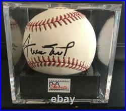 Willie Mays Signed Baseball Sweet Spot PSA 8.5 Authentication PSA DNA